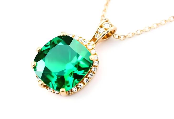 Glamorous Emerald and Diamond Pendant Necklace